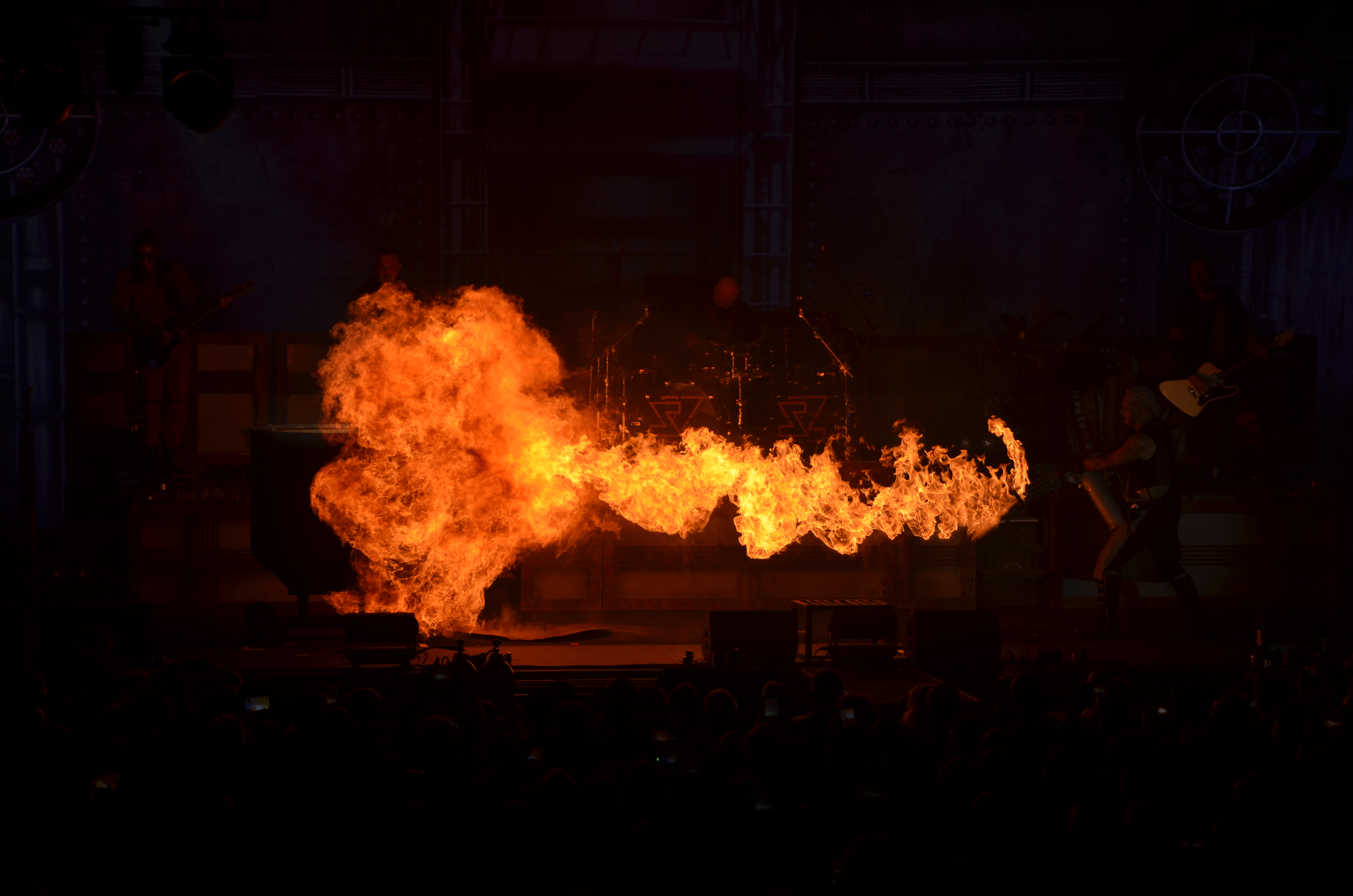 Stahlzeit – Flammeneffekt auf der Bühne