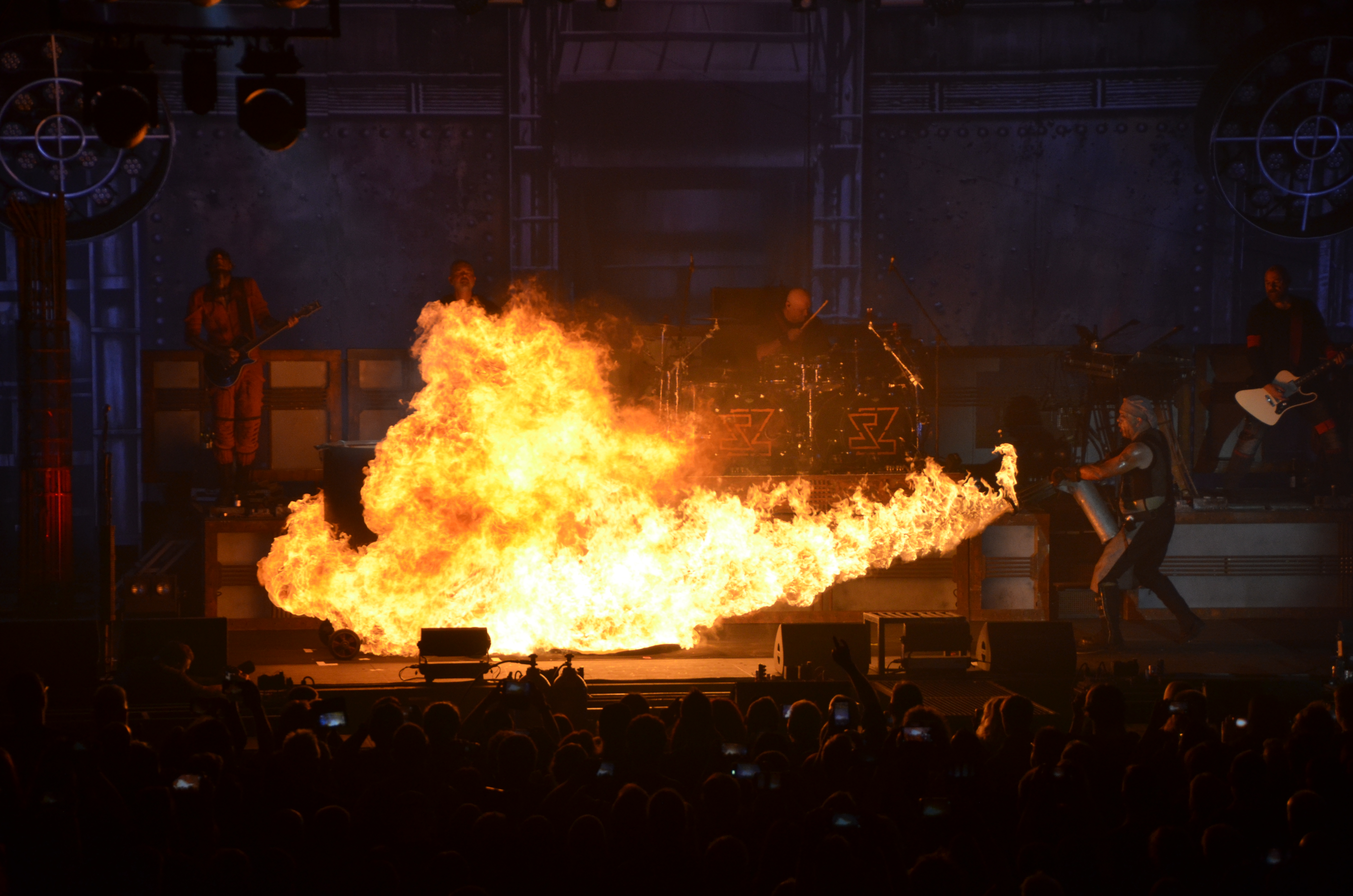 Stahlzeit – Flammen auf der Bühne