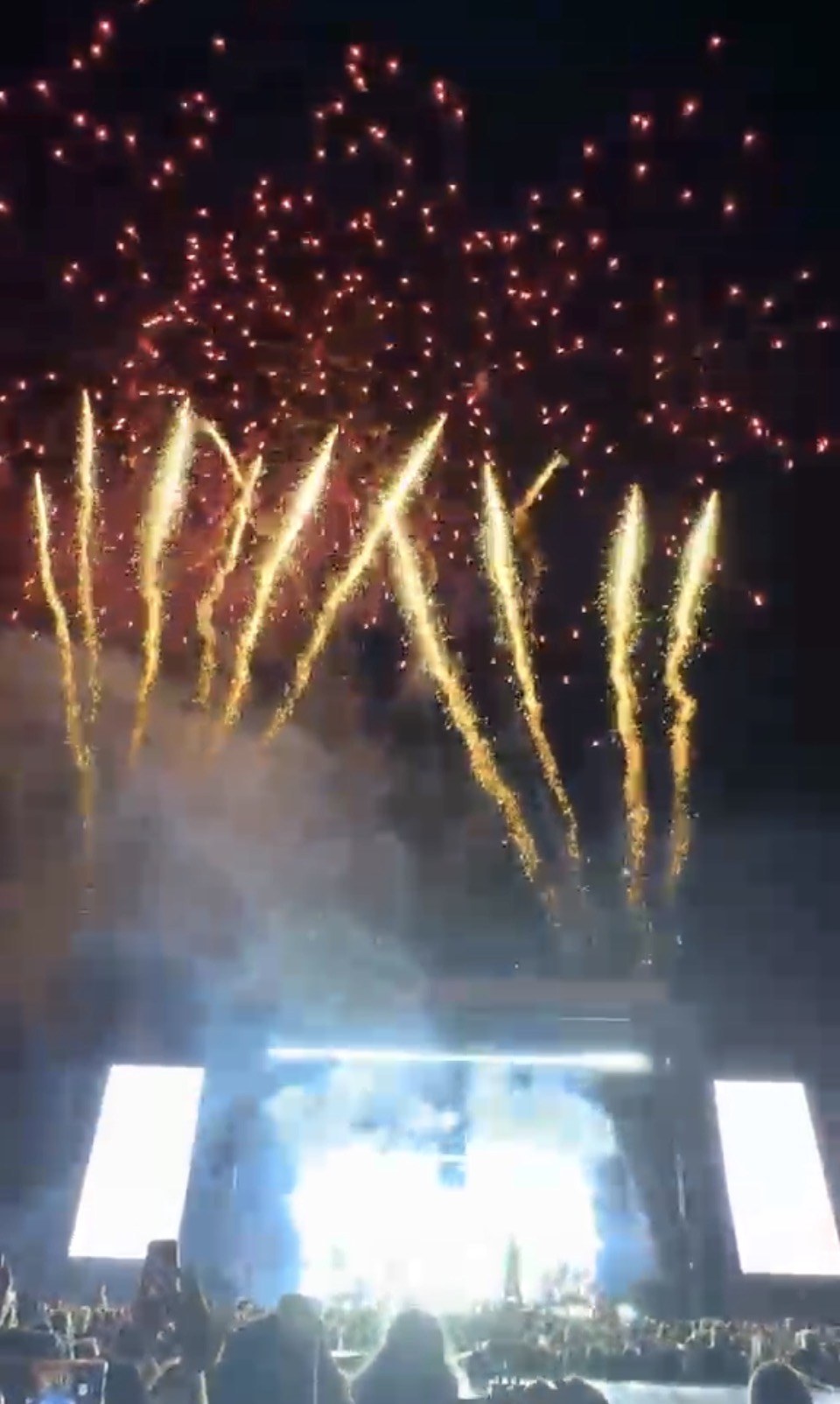 Wincent Weiss beim großen Finale mit Feuerwerk in Wilhelmshaven