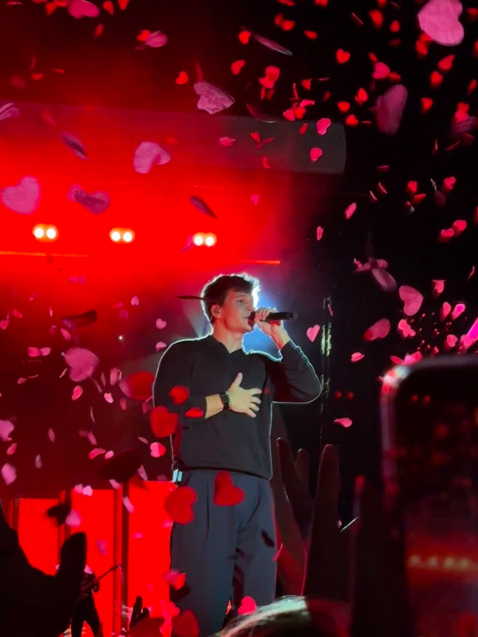 Wincent Weiss mit seiner Band beim Open Air in Wilhelmshaven
