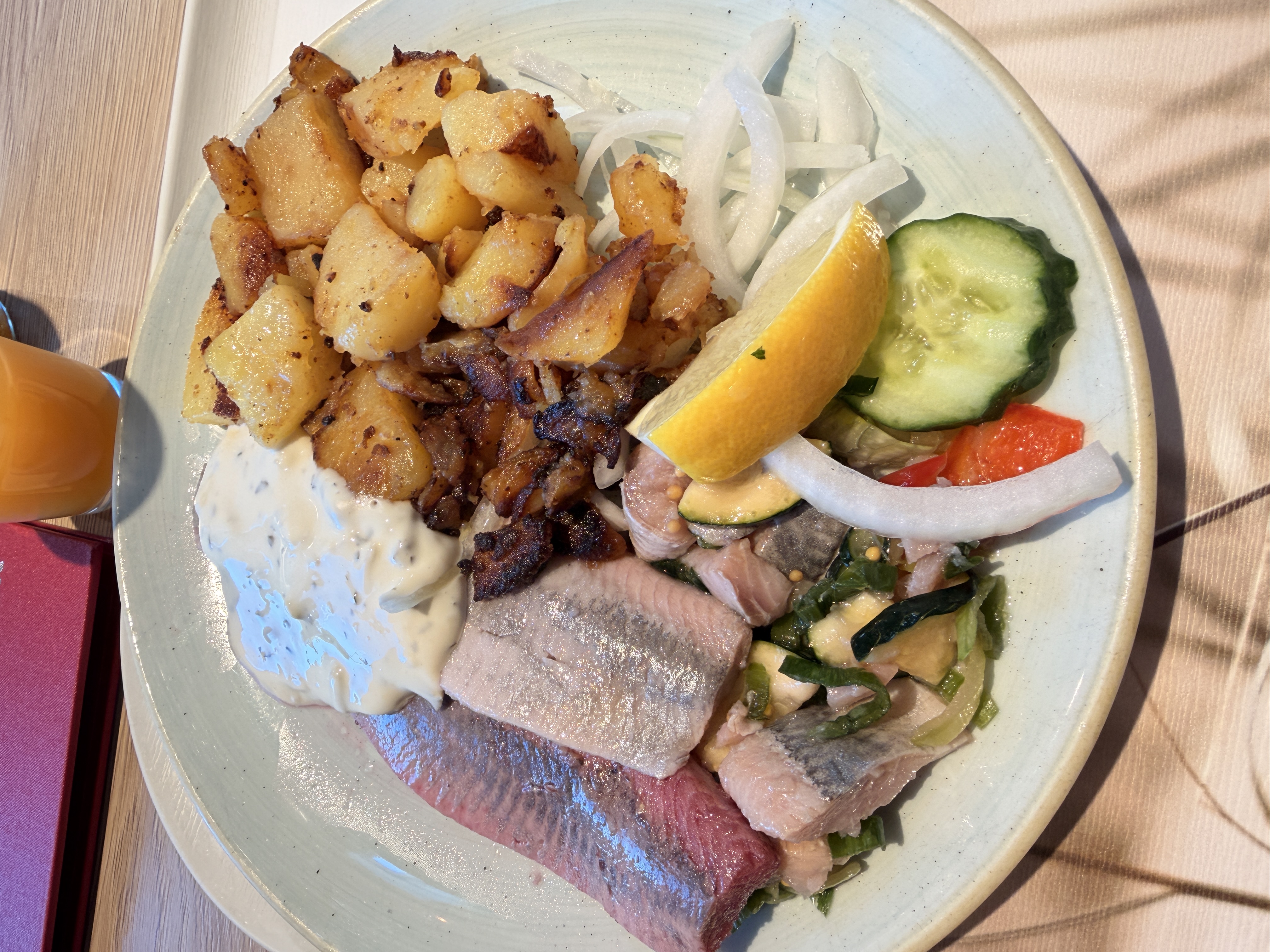 Bunter Matjesteller mit Bratkartoffeln in der Küsten-Räucherei Albrecht